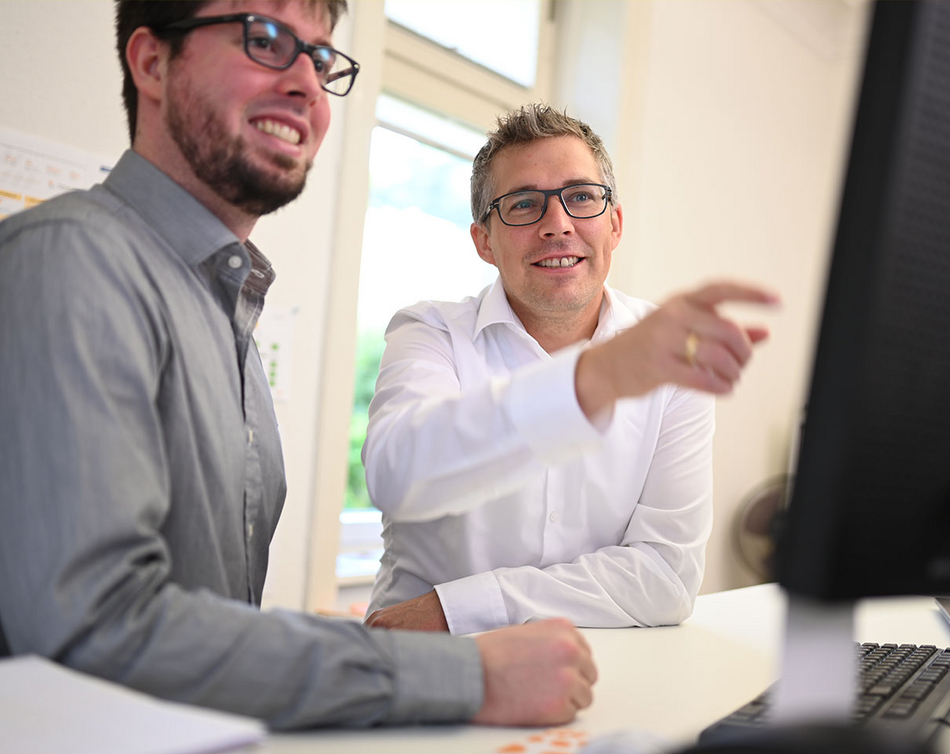 Zwei Personen bei der TYPO3 Entwicklung