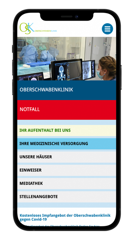 Smartphone mit der Startseite der OSK-Website