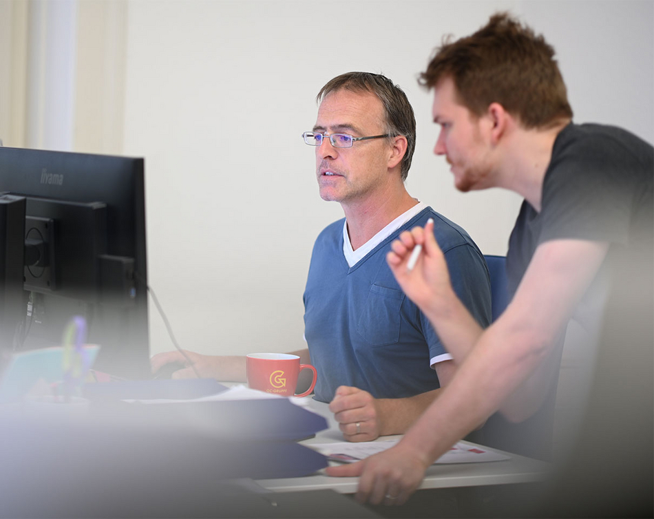 Zwei Personen bei TYPO3 Schulung